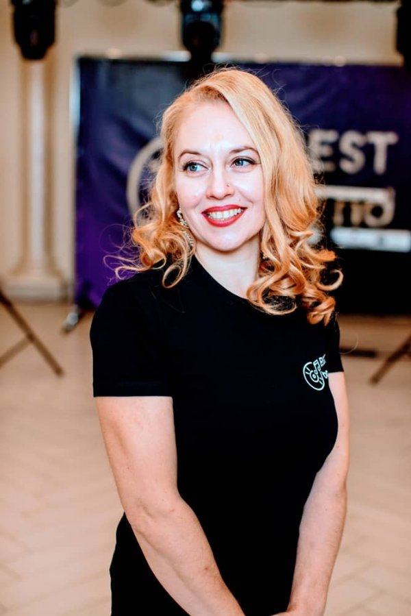 Портрет чарівної співачки Віки в чорній футболці з логотипом Бест Бенд